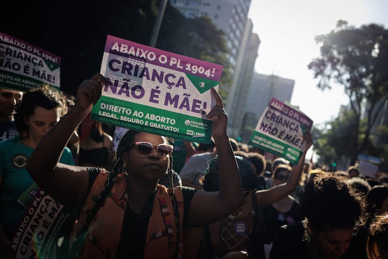 Mujeres protestan contra el proyecto de penar el aborto después de las 22 semanas como homicidio en Brasil, este sábado en São Paulo.