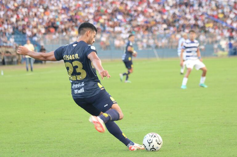 César Benítez, futbolista del Sportivo Trinidense, lanza el balón en un partido frente al 2 de Mayo por la segunda fecha del torneo Apertura 2024 del fútbol paraguayo en el estadio Río Parapití, en Pedro Juan Caballero.