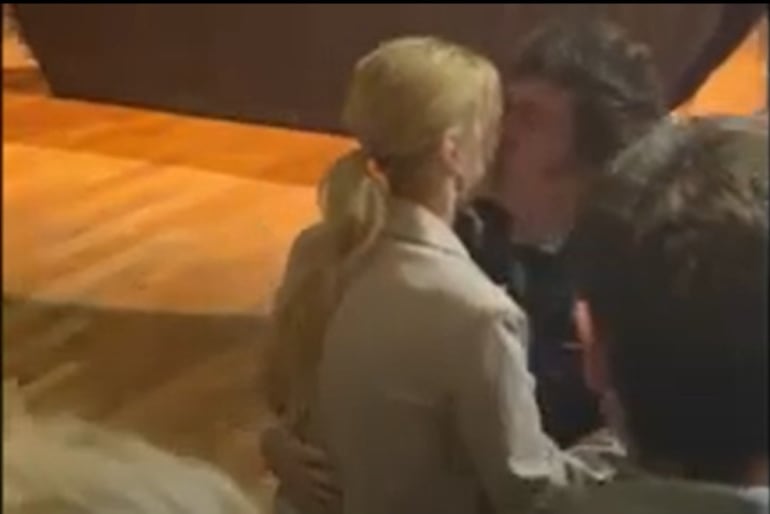 La vedette "Yuyito" González recibe un beso del presidente argentino Javier Milei. (Captura de video).