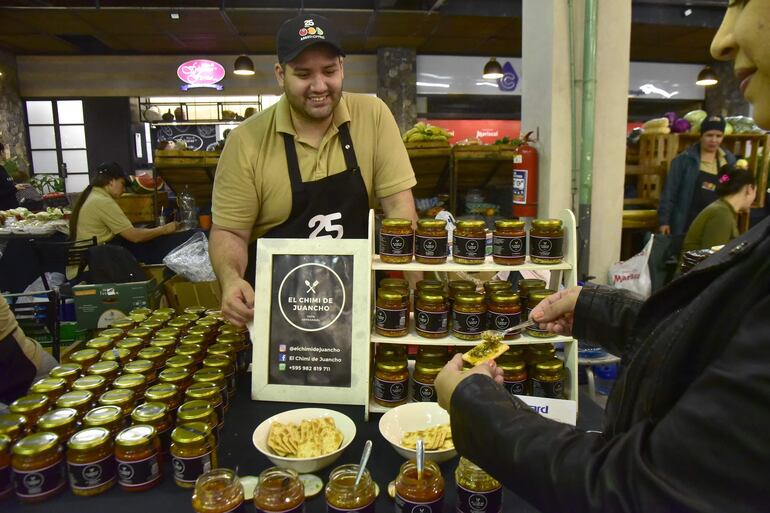 Marcelo de Amoriza, de “Chimi de Juancho”, produce salsas caseras. El emprendimiento surgió en pandemia.