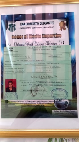 El pergamino de reconocimiento entregado ayer por la Liga Caraguatay de Deportes y la primera fecha de Orlando Raúl Cáceres Martínez.