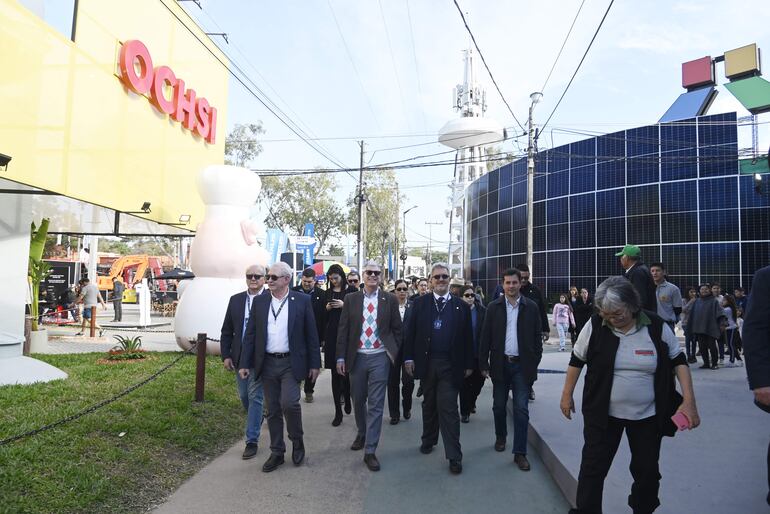 Acompañado de una delegación, el diplomático recorrió las instalaciones de la Expo 