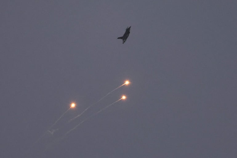 Un avión de combate israelí lanza bengalas sobre una zona cercana a la frontera entre Líbano e Israel.