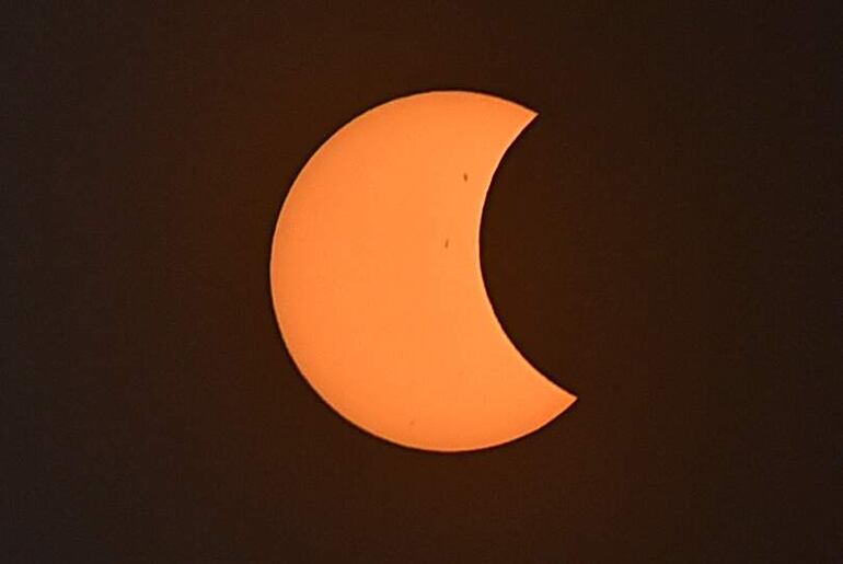 Así se vio el eclipse solar este sábado, en Asunción, Paraguay.