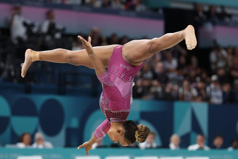 La gimnasta brasileña Rebeca Andrade durante su participación en la final femenina de barra de equilibrio de gimnasia artística de los Juegos Olímpicos de París 2024, en el pabellón Bercy Arena, este lunes, en París. 