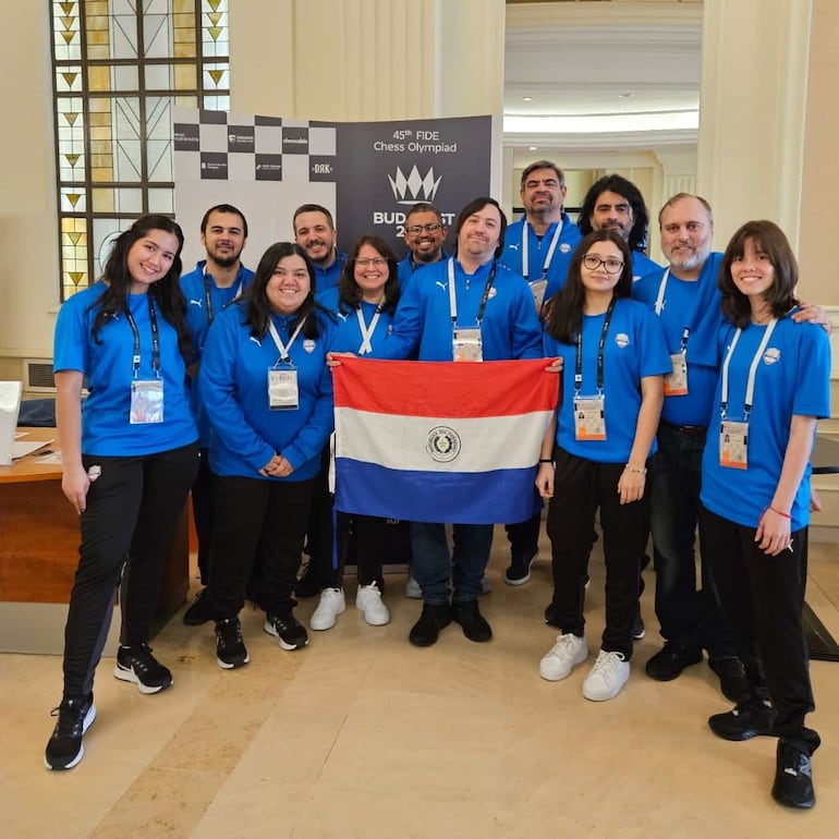 Los equipos nacionales Absoluto y Femenino que debutaron con triunfo en la 45ª Olimpiada de Ajedrez, que se celebra en la capital húngara.