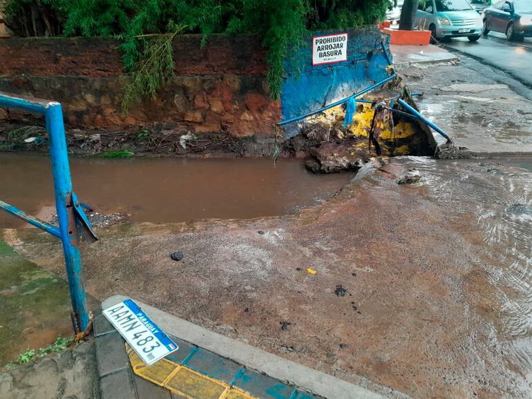 Madre e hija mueren al ser arrastradas por el raudal en Luque.