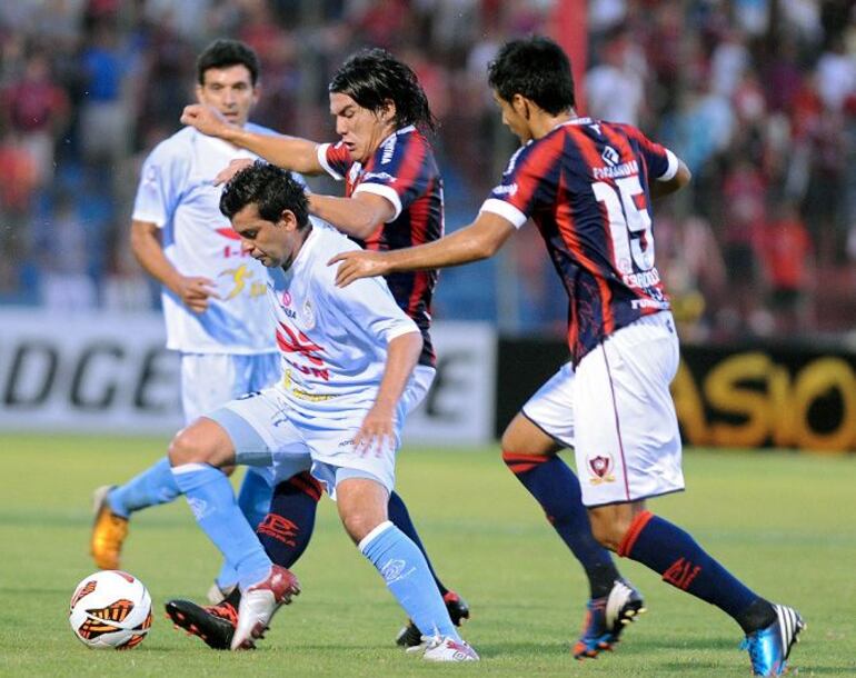 Fidencio Oviedo (c), jugador de Cerro Porteño, disputa el balón en un partido frente a Real Garcilaso de Perú por la Copa Libertadores 2013 en el estadio General Pablo Rojas, en Asunción, Paraguay. 