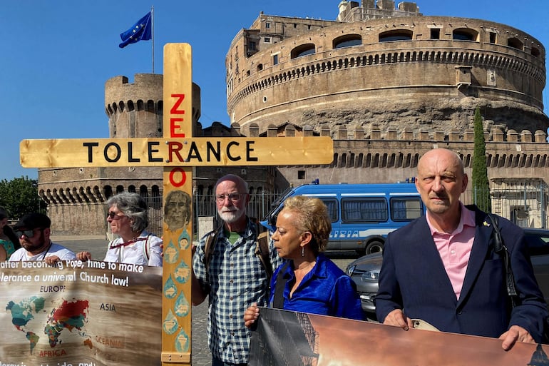 Un pequeño grupo de activistas de Ending Clergy Abuse (ECA), una organización que lucha contra el abuso a menores por parte del Clero, se concentra en una calle cercana al Vaticano para pedir que la Iglesia católica aplique la tolerancia cero respecto a los curas pederastas, y sus miembros anunciaron nuevas movilizaciones estos días en ocasión del consistorio para el nombramiento de nuevos cardenales y el Sínodo de los obispos. (EFE)