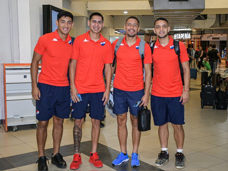 Los jugadores de Nacional en el Aeropuerto Internacional Silvio Pettirossi de la ciudad de Asunción antes del vuelo a Quito para debutar en la Copa Libertadores 2024.