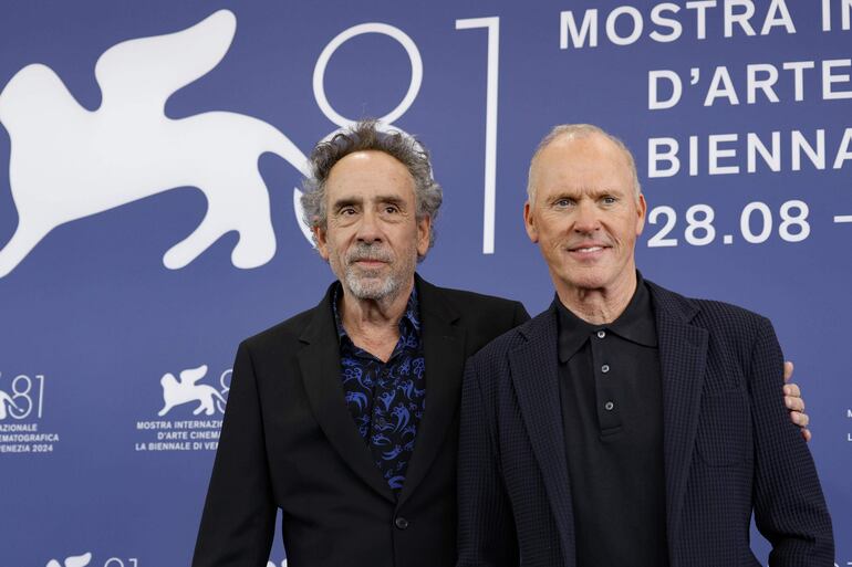 El director Tim Burton y el actor Michael Keaton posando juntos a su llegada al Festival de Cine de Venecia. (EFE/EPA/FABIO FRUSTACI)
