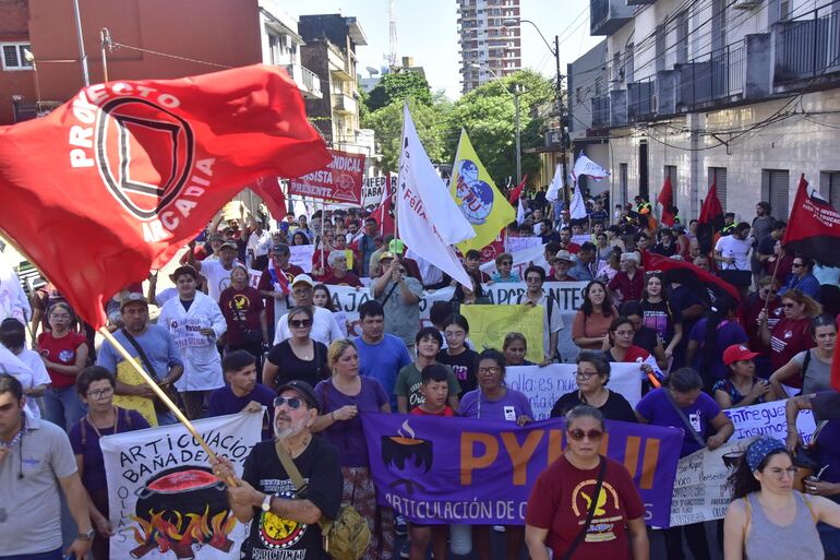 Marcha del frente sindical social desde la plaza Uruguaya hasta Ministerio de trabajo.