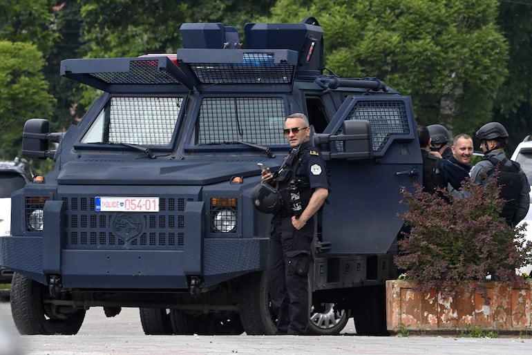 Policías de Kosovo frente al edificio municipal de la localidad de Leposavic, este domingo.