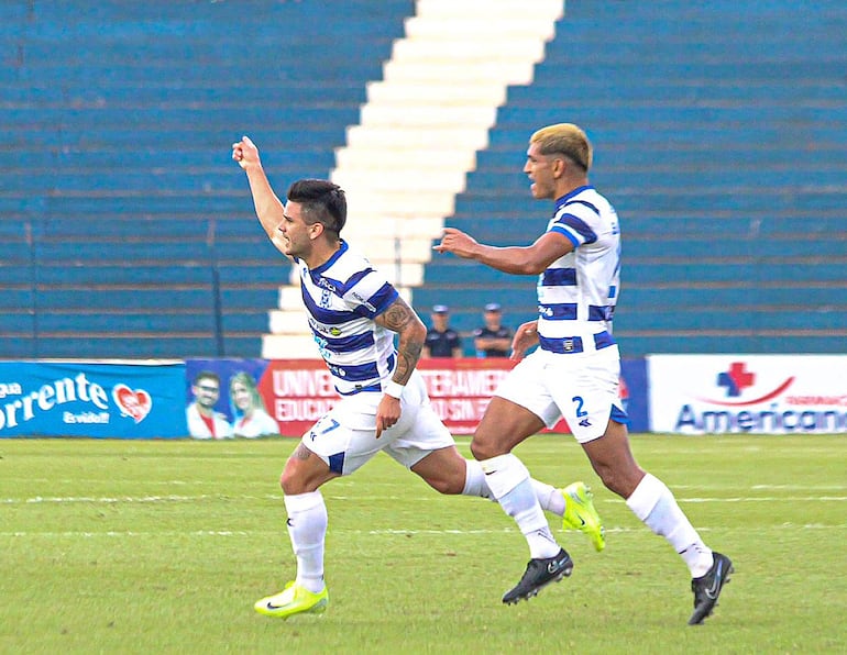 Fue un golazo entonces ameritaba un efusivo festejo como lo hico Wilson Brahian Ayala tras anotar frente a Libertad. Lo corre Barreto.