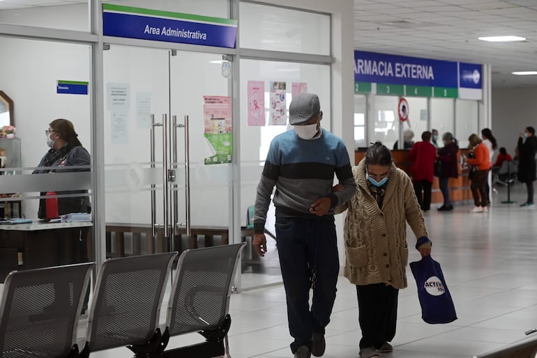 Pacientes deben madrugar para marcar una cita médica y en algunos casos no lo consiguen. 