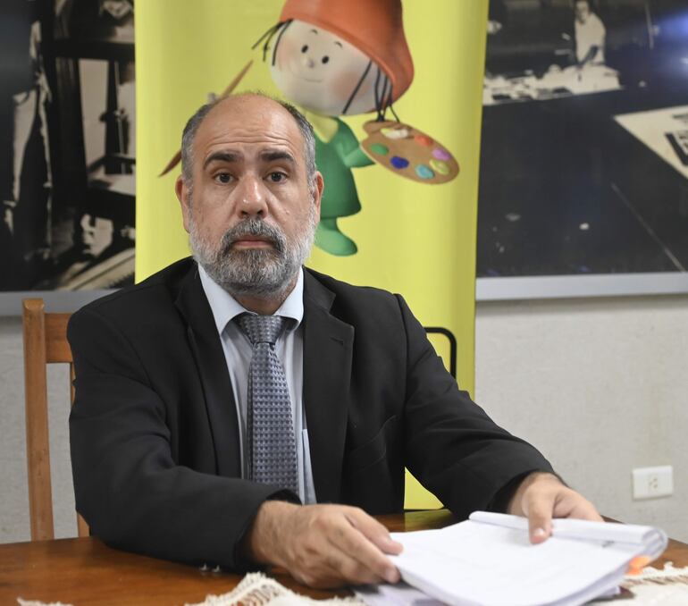 Dr. Juan Rivarola, nos visitó en nuestra redacción para exponer la llamativa actuación de un fiscal en un caso que involucra tierras adjudicadas por el Indert.