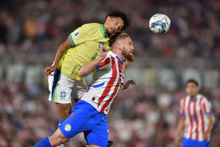 TOPSHOT - Brazil's defender Marquinhos (L) and Paraguay's forward Isidro Pitta fight for the ball during the 2026 FIFA World Cup South American qualifiers football match between Paraguay and Brazil at the Defensores del Chaco stadium in Asuncion, on September 10, 2024. (Photo by JOSE BOGADO / AFP)