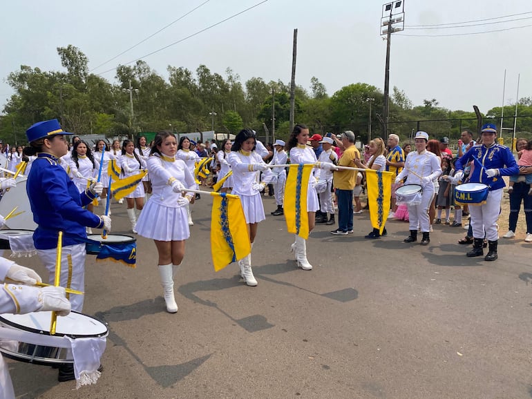 Estudiantes del Colegio Nacional General Aquino, con sus chiroleras y bandaliza en impecable coordinación, cierran el desfile en honor a la Virgen del Rosario, luciendo  los colores azul y oro que representan a Luque.