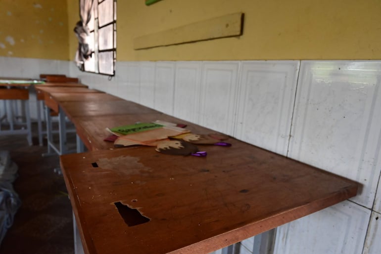 Una mesa pedagógica averiada espera a los alumnos en una sala de la escuela Talavera Richer.