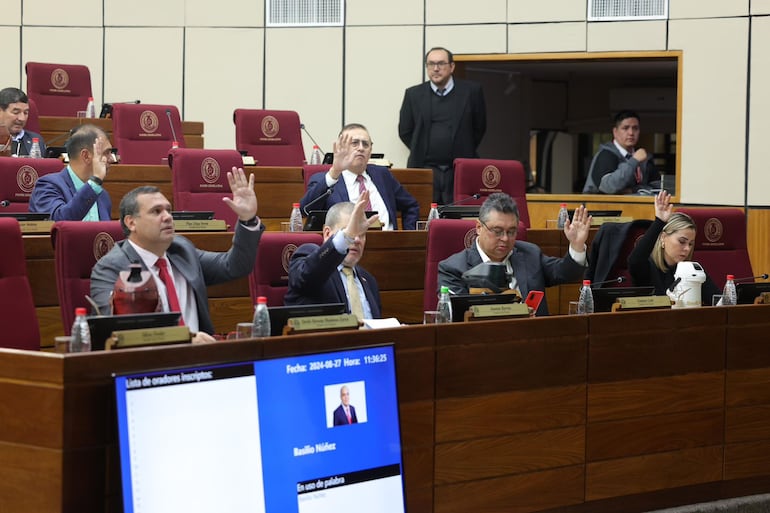 Senadores cartistas también acompañaron la aprobación con modificaciones el proyecto de ley que obliga a entonar el himno nacional.