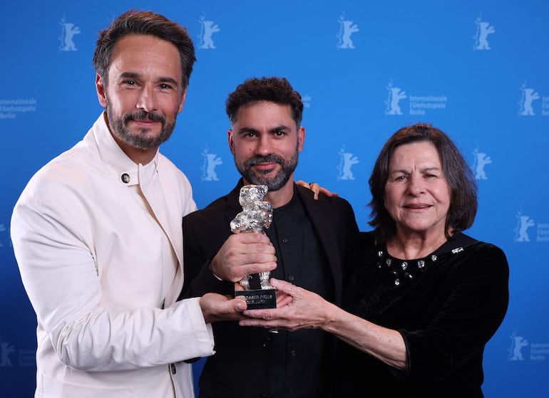 El director brasileño Gabriel Mascaro (centro) junto al actor Rodrigo Santoro y la actriz Denise Weinberg.