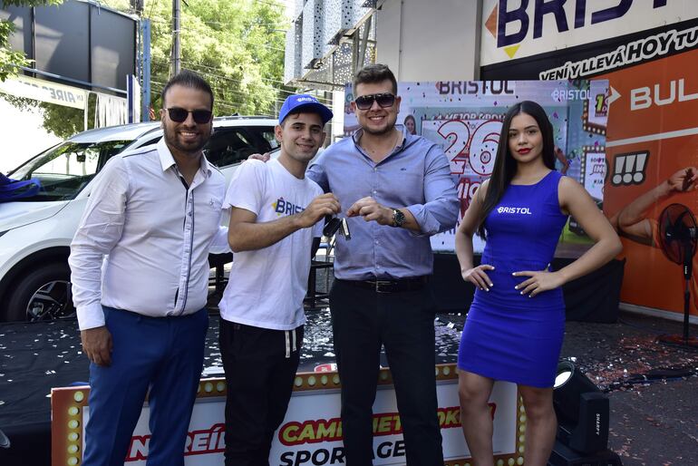 Marcelo Jara, Víctor Escurra Pereira, flamante ganador de la camioneta, y Diego Chamorro, gerente de marketing de Bristol.