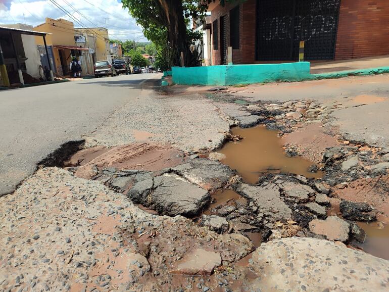 Caacupé con planta asfáltica y llena de baches