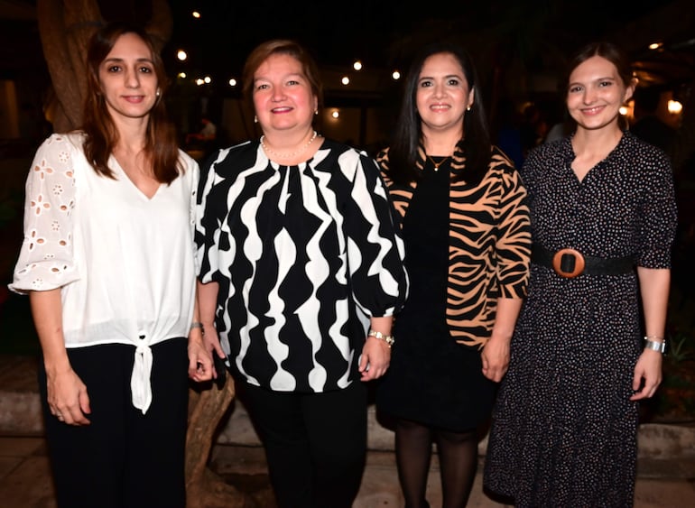 Paula Burt, Claudia Ortega, Gladys Montiel y Marie Burt.