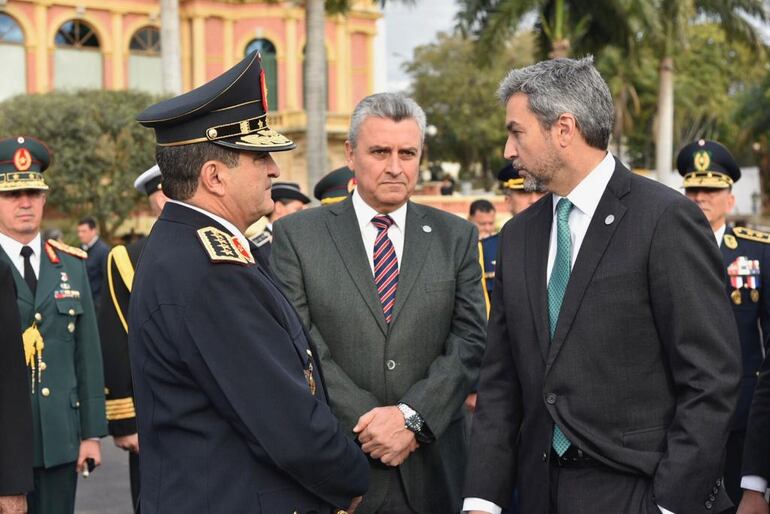 Mario Abdo Benítez, hoy junto al al comandante de la Policía, Walter Vázquez, y el ministro del Interior, Ernesto Villamayor.