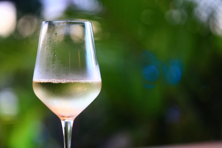 Copa fría de vino blanco