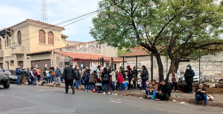 Un grupo de campesinos se manifestó frente al MUVH, esta mañana.