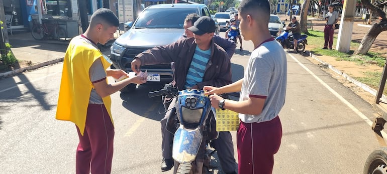 Los aspirantes a suboficiales del Colegio de Policías, sargento ayudante, José Merlo Sarabia de San Juan Bautista, Misiones, acompañando la gran maratón solidaria.