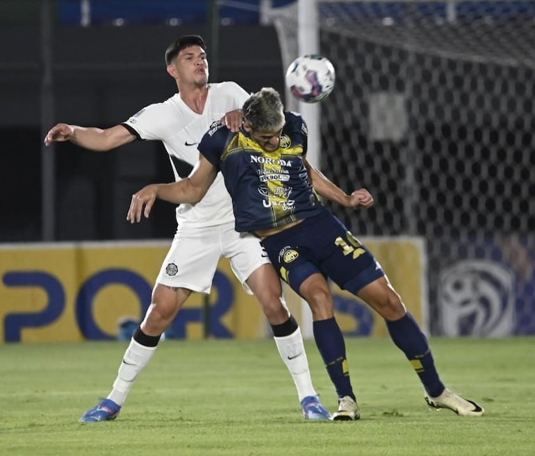 Pelea por el balón entre Junior Barreto Y rodrigo Arévalo