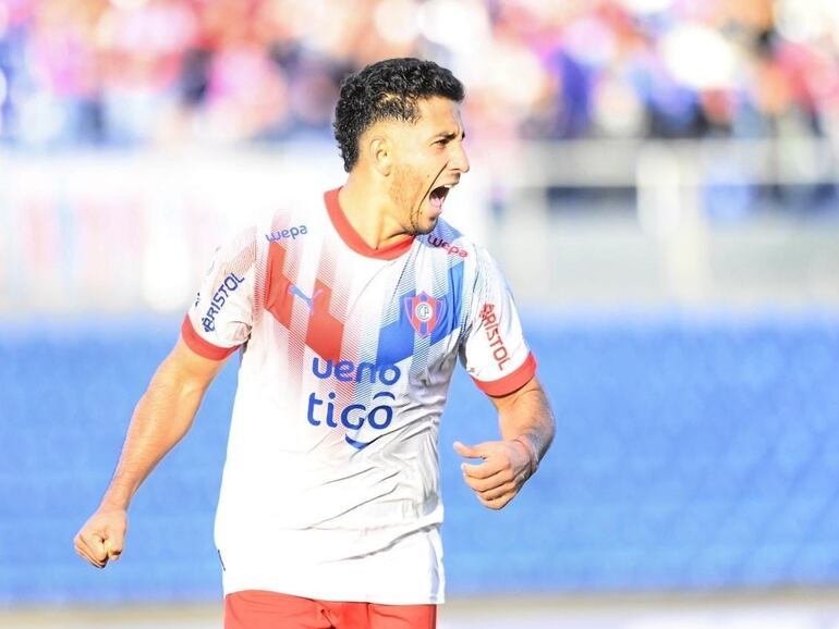 Cecilio Domínguez, futbolista de Cerro Porteño, celebra un gol en el partido frente a Sol de América por la octava fecha del torneo Apertura 2024, fútbol paraguayo en el estadio Defensores del Chaco, en Asunción, Paraguay.