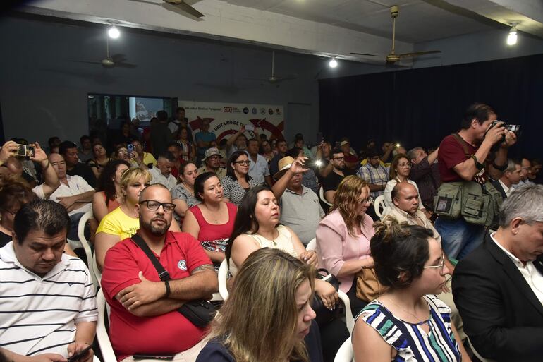 Centenar de personas llegaron llegaron a la sede de la Central Nacional de Trabajadores (CNT) para participar de la primera reunión con autoridades del gobierno de Santiago Peña.