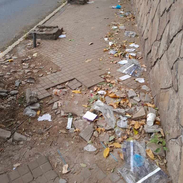 Vereda destrozada y con basura en plena capital.