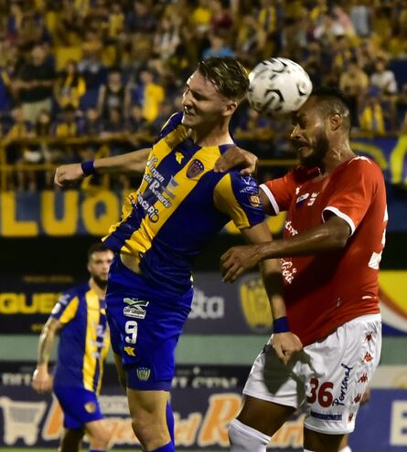 Duelo aéreo entre Paul Charpentier (Luqueño) e Ismael Benegas (Nacional) en el Feliciano Cáceres.