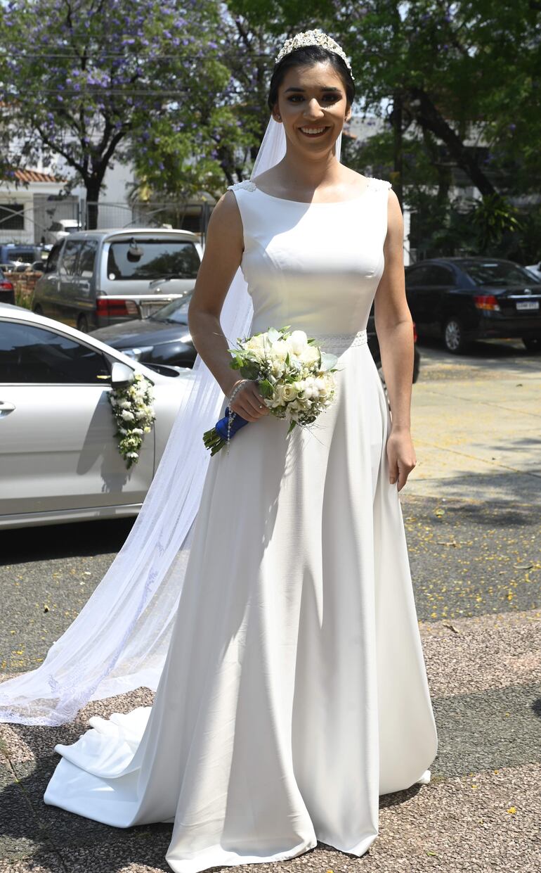 La novia lució hermosa con un vestido de líneas románticas que fue confeccionado  por Melisa Sebeca by Atelier de Novias. El ramo fue hecho por Toque Mágico.