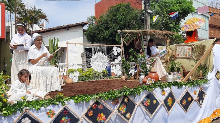 Las calles de Itauguá se lleno de colores y alegría con el desfile de carrozas. El primer puesto fue para el grupo artístico Maite “Rescate y promoción de la técnica artística del Ñandutí”.