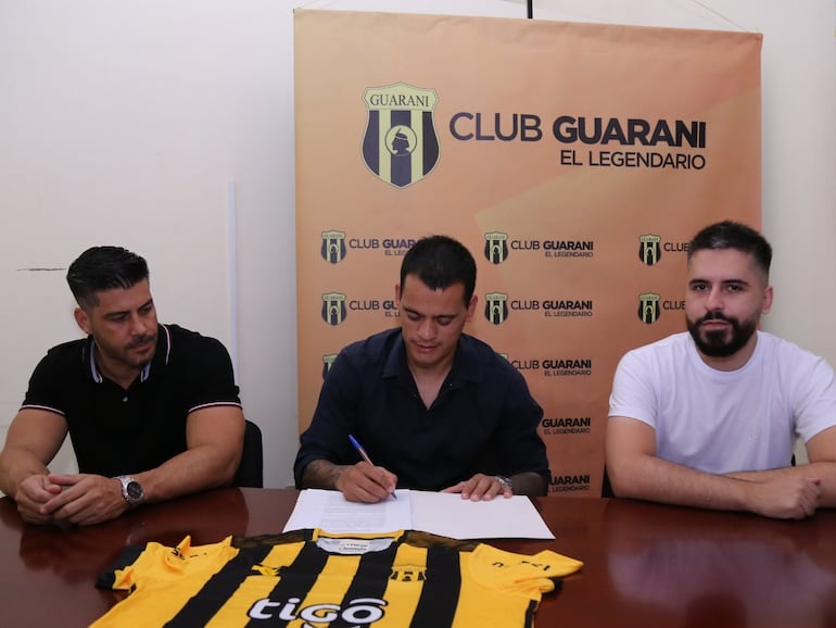 William Mendieta en la firma de contrato y presentación como refuerzo de Guaraní para la temporada 2025.