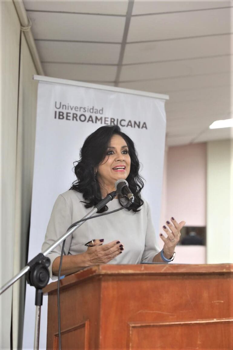 Dra. Sanie Romero de Velázquez, rectora de la UNIBE.