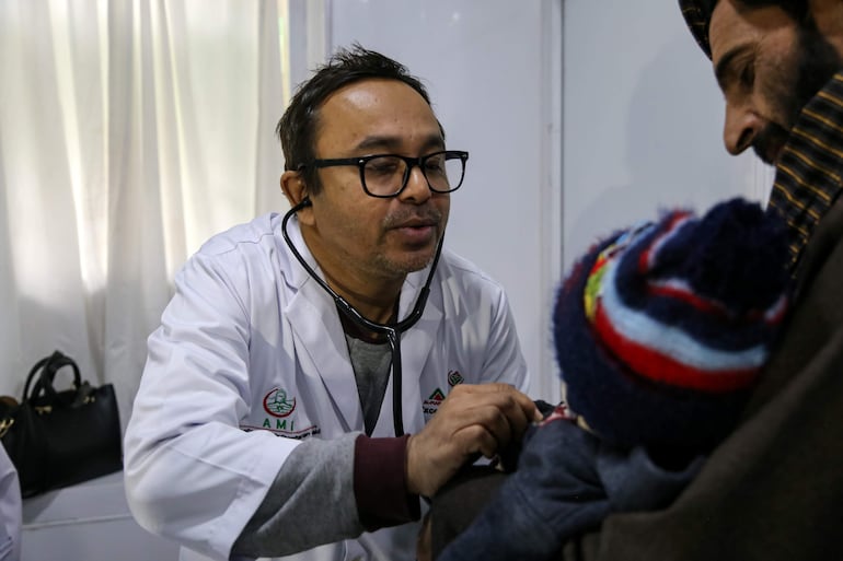 Un médico examina a niños en un campamento establecido por médicos bangladesíes en el Hospital Sarmyasht Center en Kabul, Afganistán. (Imagen ilustrativa).