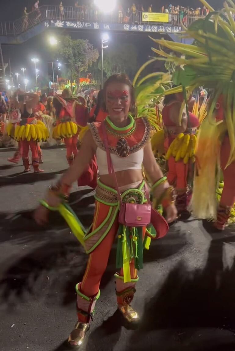 Nora Ruoti enfundada en el traje de fantasía que lució anoche como integrante de la comparsa de la Escuela Académicos de Salgueiro. (Instagram/Nora Ruoti)