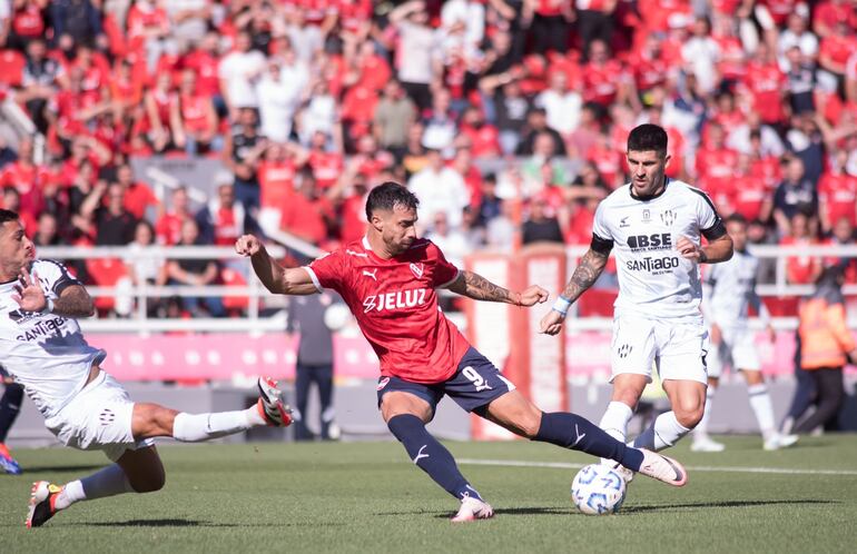 Gabriel Ávalos anota con remate de zurda el primer gol para Independiente ante la presencia de José Florentín, de Central Córdoba.