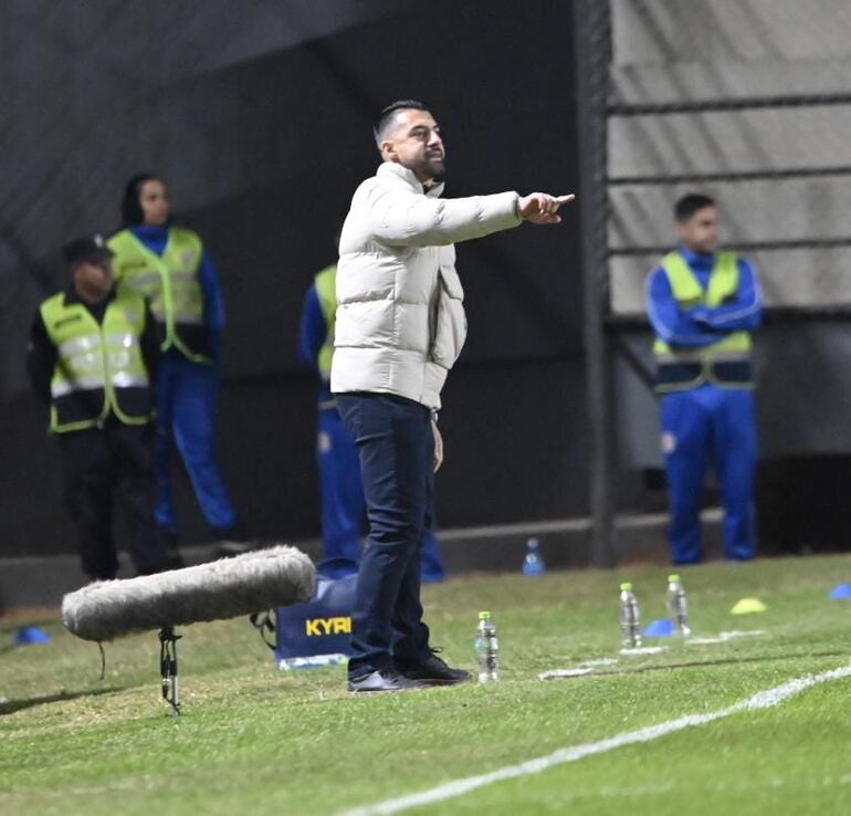 El entenador de Luqueño, Julio César Cáceres, dando indicaciones constantes a sus dirigidos.