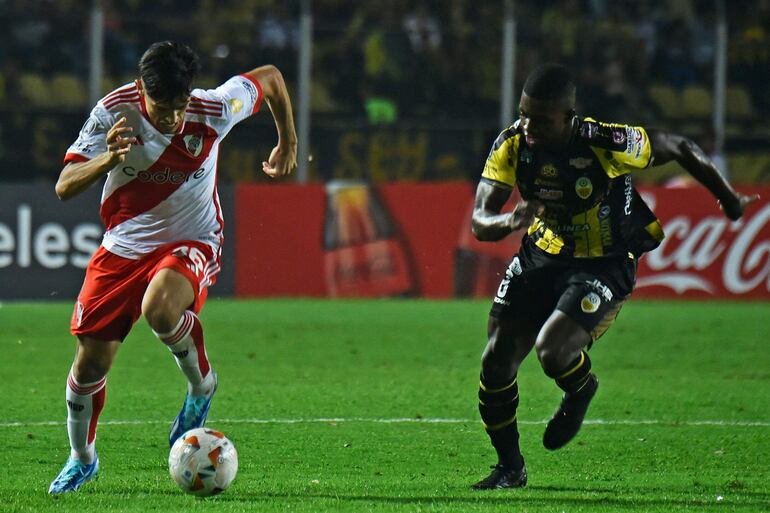 Pablo Solari (i), futbolista de River Plate, domina el balón en un partido frente a Deportivo Táchira por la Copa Libertadores 2024. 