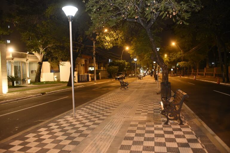 Vista nocturna de las obras de la avenida Carlos Antonio López.