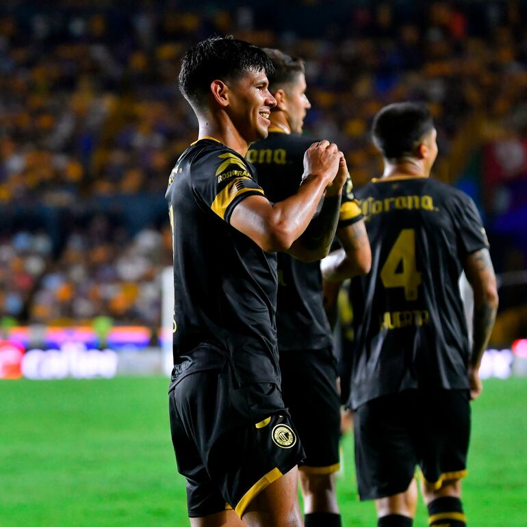 Robert Morales (24 años), en la celebración de su gol, para el empate de Toluca con Tigres 2-2.