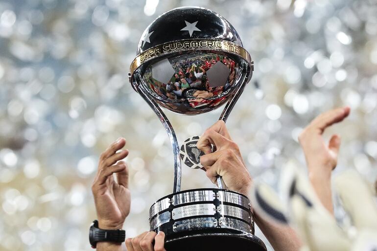 El trofeo de la Copa Sudamericana.