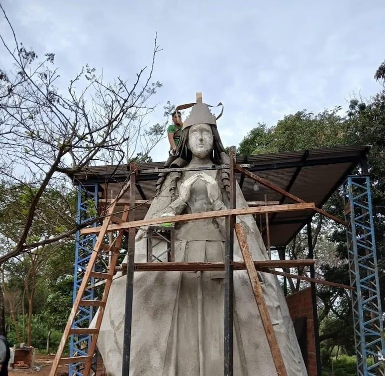 La estatua de la Virgen de Caacupé está hecha de hierro, cemento y fibra.